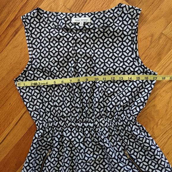 Speed Control Black and White Geometric Dress Med - Picture 9 of 10